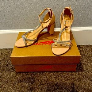 Journee Women’s nude block heel size 8 (brand new, never worn)